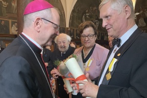ewa i lech kowalewscy odbierają papieskie wyróżnienie